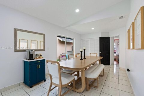 Villa ou maison à vendre à Hialeah, Floride: 3 chambres, 147.53 m2 № 2268165 - photo 12