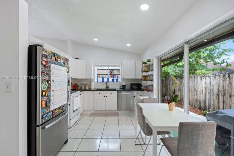 Villa ou maison à vendre à Hialeah, Floride: 3 chambres, 147.53 m2 № 2268165 - photo 13