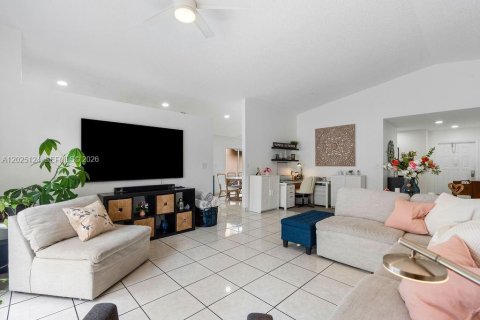 Villa ou maison à vendre à Hialeah, Floride: 3 chambres, 147.53 m2 № 2268165 - photo 7