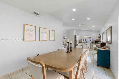 Villa ou maison à vendre à Hialeah, Floride: 3 chambres, 147.53 m2 № 2268165 - photo 11