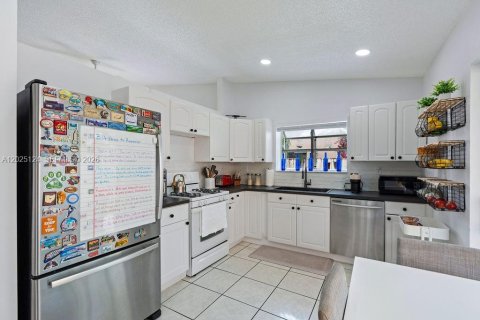 Villa ou maison à vendre à Hialeah, Floride: 3 chambres, 147.53 m2 № 2268165 - photo 14