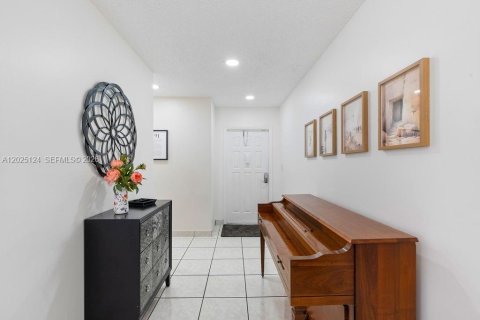Villa ou maison à vendre à Hialeah, Floride: 3 chambres, 147.53 m2 № 2268165 - photo 4
