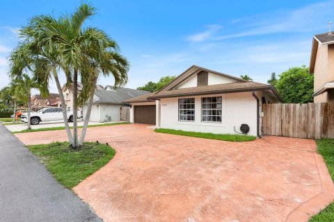 Villa ou maison à vendre à Hialeah, Floride: 3 chambres, 147.53 m2 № 2268165 - photo 3