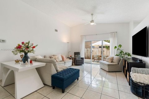 Villa ou maison à vendre à Hialeah, Floride: 3 chambres, 147.53 m2 № 2268165 - photo 6