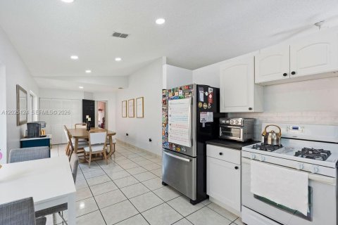 Villa ou maison à vendre à Hialeah, Floride: 3 chambres, 147.53 m2 № 2268165 - photo 16