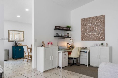 Villa ou maison à vendre à Hialeah, Floride: 3 chambres, 147.53 m2 № 2268165 - photo 8