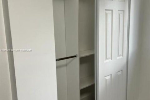 House in Miami, Florida 6 bedrooms, 217.39 sq.m. № 1893372 - photo 17