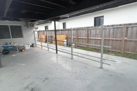 House in Miami, Florida 6 bedrooms, 217.39 sq.m. № 1893372 - photo 19