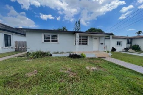 House in Miami, Florida 6 bedrooms, 217.39 sq.m. № 1893372 - photo 1