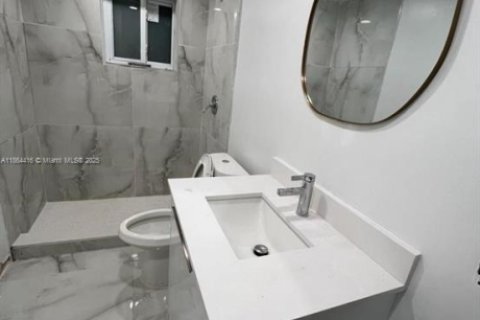 House in Miami, Florida 6 bedrooms, 217.39 sq.m. № 1893372 - photo 9
