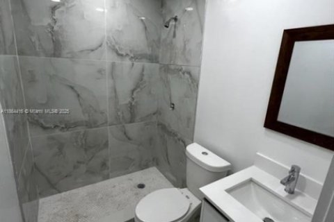 House in Miami, Florida 6 bedrooms, 217.39 sq.m. № 1893372 - photo 6