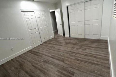 House in Miami, Florida 6 bedrooms, 217.39 sq.m. № 1893372 - photo 4