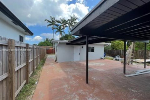 House in Miami, Florida 6 bedrooms, 217.39 sq.m. № 1893372 - photo 11