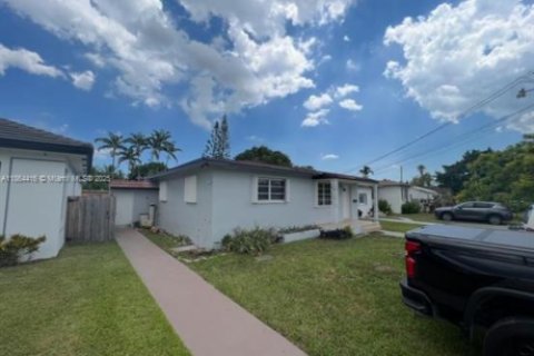 House in Miami, Florida 6 bedrooms, 217.39 sq.m. № 1893372 - photo 2