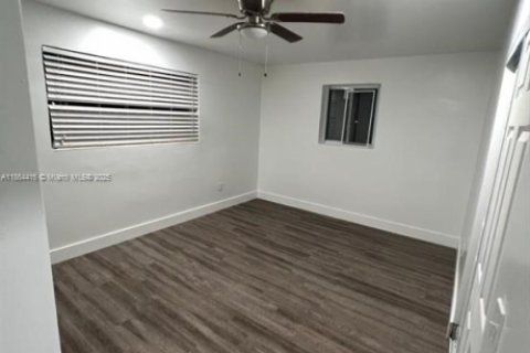 House in Miami, Florida 6 bedrooms, 217.39 sq.m. № 1893372 - photo 5