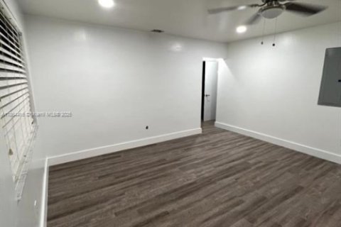 House in Miami, Florida 6 bedrooms, 217.39 sq.m. № 1893372 - photo 8