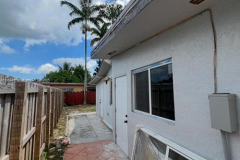 House in Miami, Florida 6 bedrooms, 217.39 sq.m. № 1893372 - photo 12