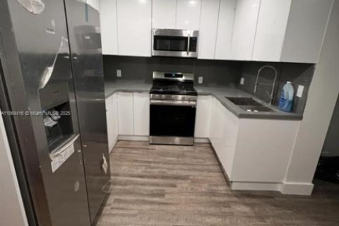 House in Miami, Florida 6 bedrooms, 217.39 sq.m. № 1893372 - photo 10