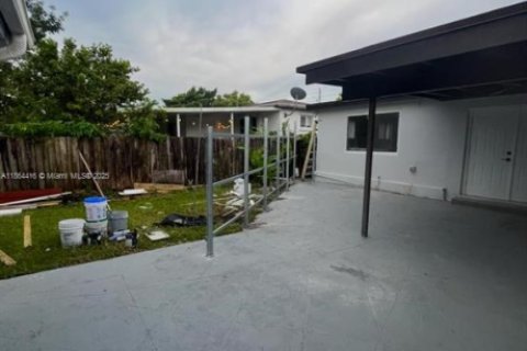 House in Miami, Florida 6 bedrooms, 217.39 sq.m. № 1893372 - photo 20