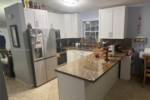 Casa en venta en Hialeah, Florida, 4 dormitorios, 178 m2 № 1965217 - foto 12