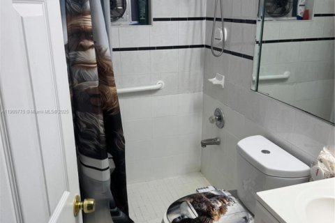 Casa en venta en Hialeah, Florida, 4 dormitorios, 178 m2 № 1965217 - foto 17
