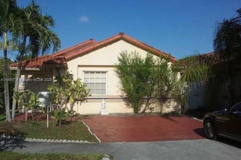 House in Hialeah, Florida 4 bedrooms, 178 sq.m. № 1965217 - photo 2