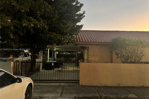 Casa en venta en Hialeah, Florida, 4 dormitorios, 178 m2 № 1965217 - foto 9