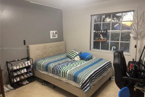 Casa en venta en Hialeah, Florida, 4 dormitorios, 178 m2 № 1965217 - foto 15