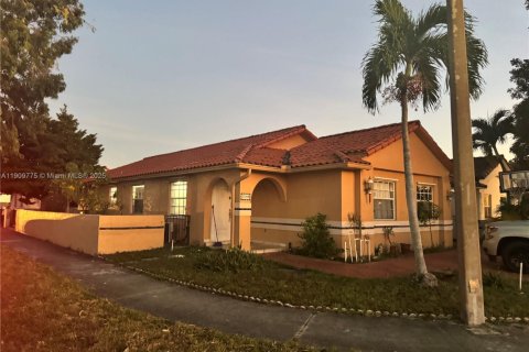 Casa en venta en Hialeah, Florida, 4 dormitorios, 178 m2 № 1965217 - foto 3
