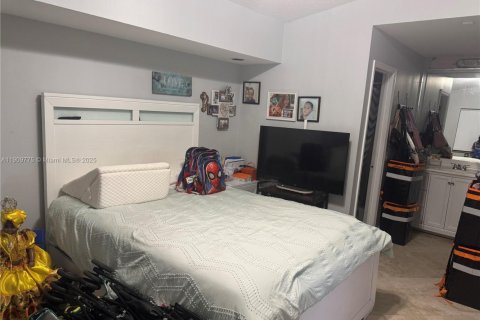 Casa en venta en Hialeah, Florida, 4 dormitorios, 178 m2 № 1965217 - foto 16