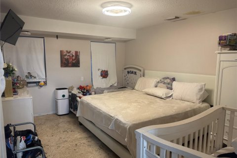 Casa en venta en Hialeah, Florida, 4 dormitorios, 178 m2 № 1965217 - foto 14