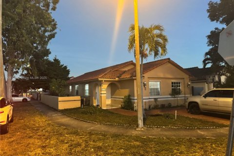 Casa en venta en Hialeah, Florida, 4 dormitorios, 178 m2 № 1965217 - foto 7