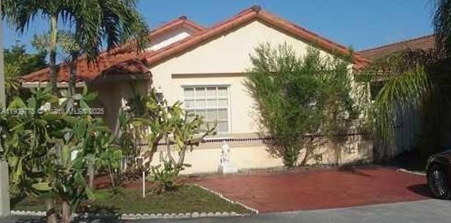 House in Hialeah, Florida 4 bedrooms, 178 sq.m. № 1965217