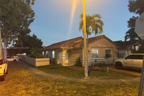 Casa en venta en Hialeah, Florida, 4 dormitorios, 178 m2 № 1965217 - foto 6
