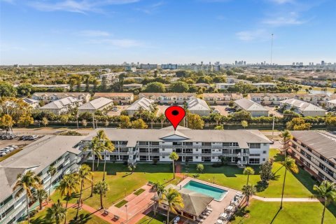 Condo in Hollywood, Florida, 2 bedrooms  № 1716183 - photo 1