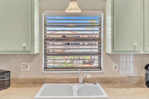 Condo in Hollywood, Florida, 2 bedrooms  № 1716183 - photo 22