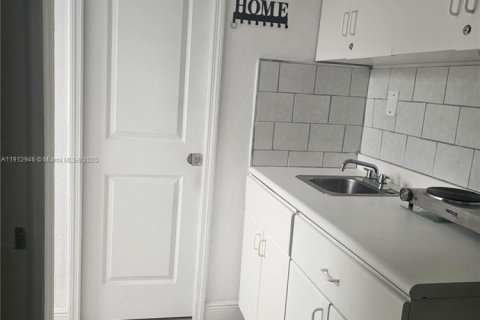 Apartamento en alquiler en Hialeah, Florida, 1 dormitorio № 2038887 - foto 6