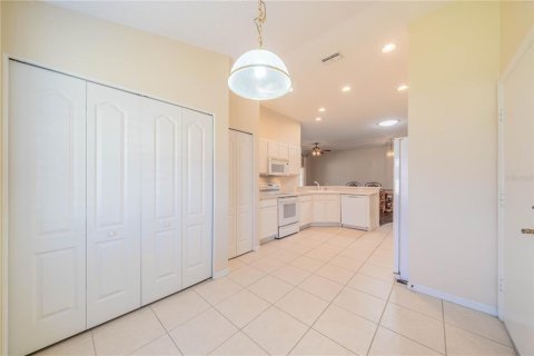 Condo in Sun City Center, Florida, 2 bedrooms  № 1558349 - photo 14