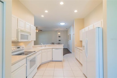 Condo in Sun City Center, Florida, 2 bedrooms  № 1558349 - photo 10