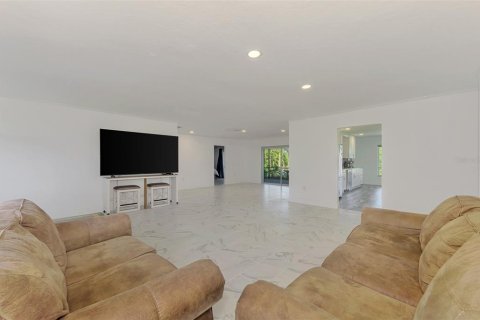 House in Englewood, Florida 4 bedrooms, 346.8 sq.m. № 2231031 - photo 14