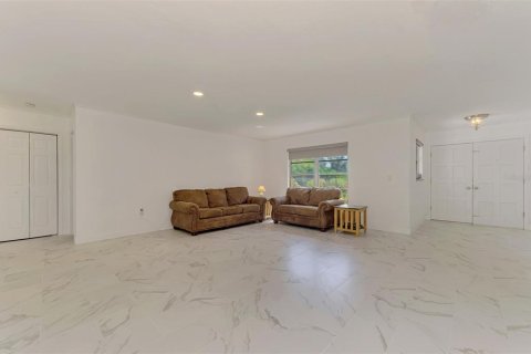 House in Englewood, Florida 4 bedrooms, 346.8 sq.m. № 2231031 - photo 11