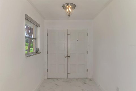 House in Englewood, Florida 4 bedrooms, 346.8 sq.m. № 2231031 - photo 9