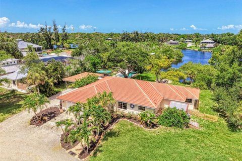 House in Englewood, Florida 4 bedrooms, 346.8 sq.m. № 2231031
