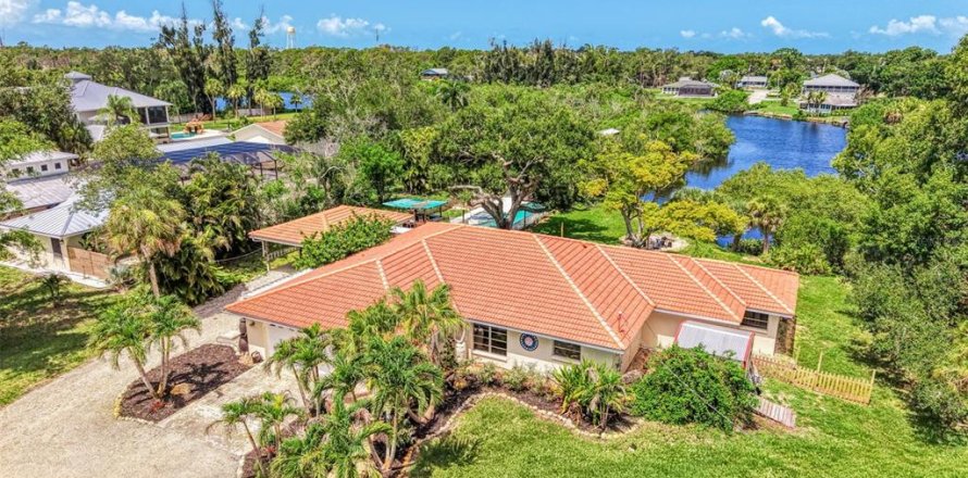 House in Englewood, Florida 4 bedrooms, 346.8 sq.m. № 2231031