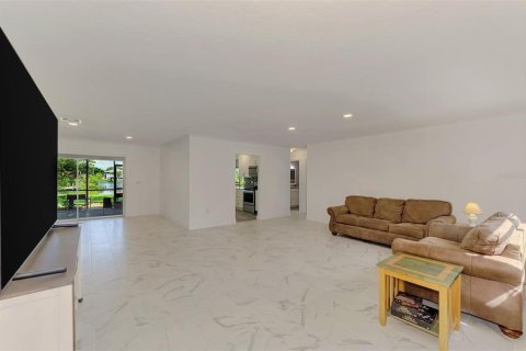House in Englewood, Florida 4 bedrooms, 346.8 sq.m. № 2231031 - photo 16
