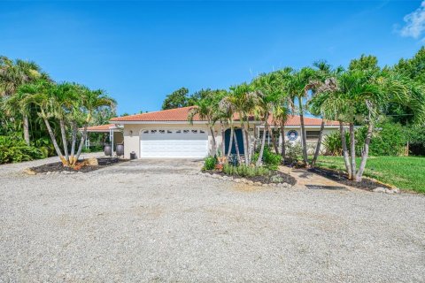House in Englewood, Florida 4 bedrooms, 346.8 sq.m. № 2231031 - photo 5