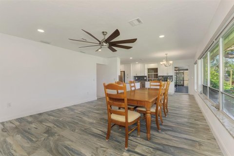 House in Englewood, Florida 4 bedrooms, 346.8 sq.m. № 2231031 - photo 29