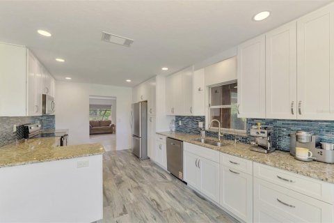House in Englewood, Florida 4 bedrooms, 346.8 sq.m. № 2231031 - photo 20