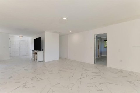 House in Englewood, Florida 4 bedrooms, 346.8 sq.m. № 2231031 - photo 10