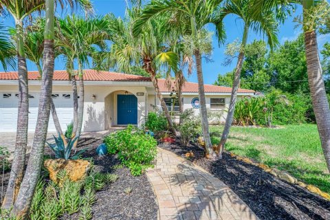 House in Englewood, Florida 4 bedrooms, 346.8 sq.m. № 2231031 - photo 6